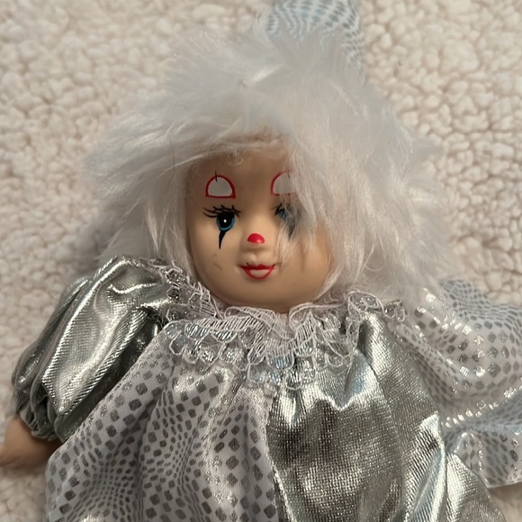 Source Unknown Silver and White Doll with Accessories - Picture 3 of 3